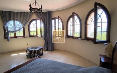 Fantastic villa with large plot, offering privacy and sea views.